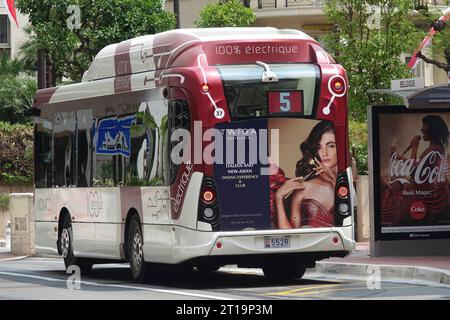 Elektrobus an der Haltestelle Belgique, Werbeplakat Coca-Cola, Fürstentum Monaco, Französische Riviera, Mittelmeer *** Elektrobus an der Haltestelle Belgique, Werbeplakat Coca Cola, Fürstentum Monaco, Französische Riviera, Mittelmeer Credit: Imago/Alamy Live News Stockfoto