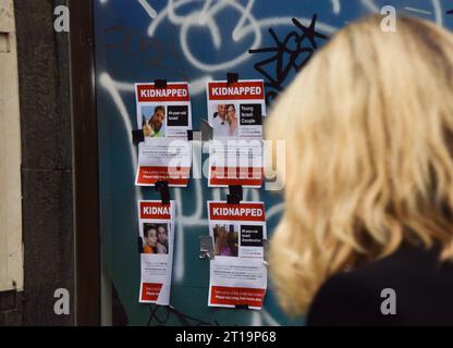 London, England, Großbritannien. Oktober 2023. Plakate von Israelis, die angeblich von der Hamas entführt wurden, erscheinen im Londoner West End, während der Krieg zwischen Israel und der Hamas tobt. (Kreditbild: © Vuk Valcic/ZUMA Press Wire) NUR REDAKTIONELLE VERWENDUNG! Nicht für kommerzielle ZWECKE! Stockfoto