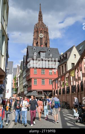 Passanten, Neues rotes Haus, Markt, Altstadt, Frankfurt am Main, Hessen, Deutschland Stockfoto