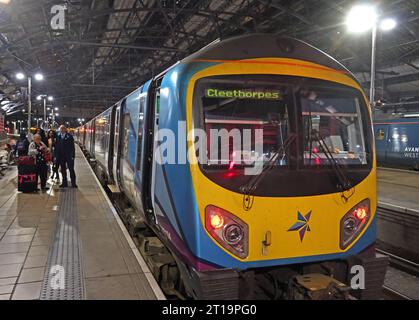 Northern Powerhouse East nach West Diesel DMU 185134 TPE nach Cleethorpes Zugverbindung am Abend in Lime St, Liverpool, Merseyside Hauptbahnhof Stockfoto