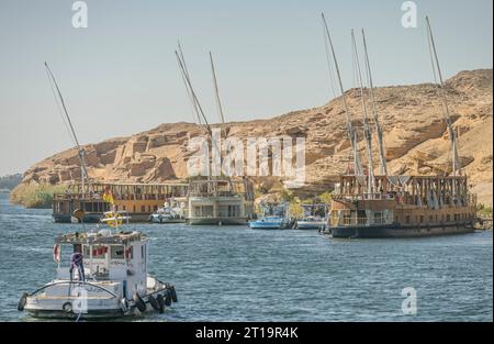 Dahabeya Kreuzfahrtschiffe, Gebel el Silsila, Nil, Ägypten Stockfoto