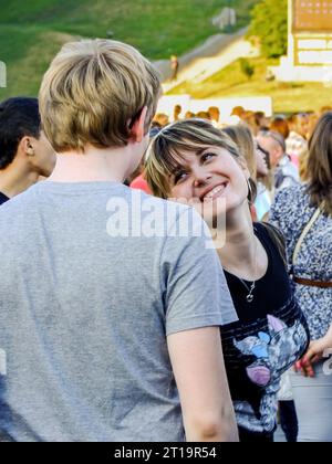 Kiew, Ukraine. Mai 2011. Junges verliebtes Paar tanzt bei einem Konzert im Freien, lächelt ein Mädchen, verspielter Blick Stockfoto