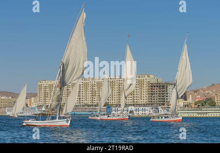 Segelschiffe, Ausflugboote auf dem Nil bei Assuan, Ägypten Stockfoto