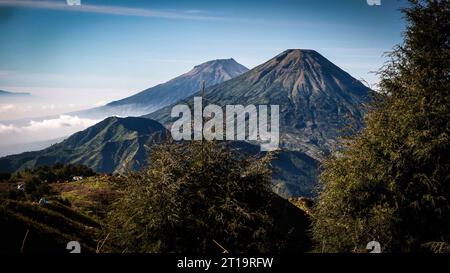 Blick auf die Zwillingsberge, namentlich Mount Sindoro und Sumbing vom Gipfel des Mount Prau (2565 m ü. M.) in der Region Wonosobo, Zentral-Java, Indonesien Stockfoto