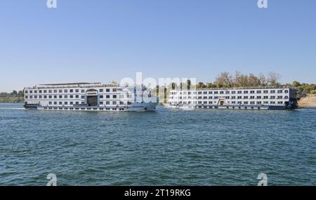 Kreuzfahrtschiffe Mövenpick Royal Lotus und Nile Azur, Nil, Ägypten Stockfoto