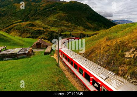 Glacier Expresspassing durch das Urserental in Richtung Andermatt Stadt, Schweiz. Stockfoto