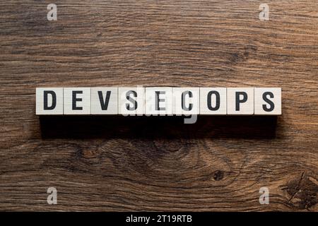 DevSecOps - Wortkonzept auf Bausteinen, Text Stockfoto