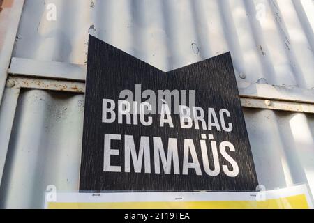 Bordeaux , Frankreich - 10 11 2023 : Emmaus Bric einen Brac-Logo-Text und ein Markenzeichen auf der Ladenfassade Solidaritätsbewegung Stockfoto