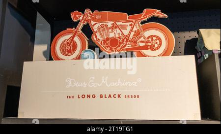 Bordeaux , Frankreich - 10 06 2023 : Deus Ex Machina Geschäft lange schwarze yamaha sr500 Werbe-Logo Text und Markenzeichen Mode Boutique Kleidung Motorbik Stockfoto