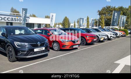 Bordeaux, Frankreich - 10 11 2023 : Renault parkt mehrere Autos des Händlergeschäfts mit Händlerflaggenschild mit Logo Renew Second Hand in frankreich Stockfoto