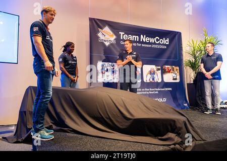 Arnheim, Niederlande. Oktober 2023. ARNHEM, NIEDERLANDE - 11. OKTOBER: Jelen Franjic, Loren Djolo, Ivo de Bruin während der Präsentation des neuen Bobschlittens des niederländischen Bobschlittens im Nationaal Sportcentrum Papendal am 11. Oktober 2023 in Arnhem, Niederlande (Foto: John Beckmann/Orange Pictures) Credit: Orange Pics BV/Alamy Live News Stockfoto