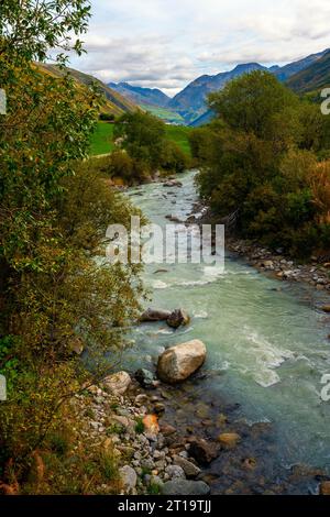 Flussbett Russ, Urserental Schweiz. Die Reuss ist ein Fluss in der Schweiz. Auch die Reuss entspringt im Gotthard Stockfoto