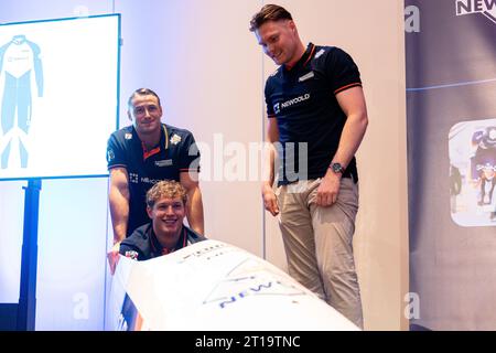 Arnheim, Niederlande. Oktober 2023. ARNHEM, NIEDERLANDE - 11. OKTOBER: Janko Franjic, Jelen Franjic, Dave Wesselink während der Präsentation des neuen Bobschlittens des niederländischen Bobschlittens im Nationaal Sportcentrum Papendal am 11. Oktober 2023 in Arnhem, Niederlande (Foto: John Beckmann/Orange Pictures) Credit: Orange Pics BV/Alamy Live News Stockfoto