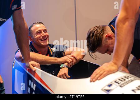 Arnheim, Niederlande. Oktober 2023. ARNHEM, NIEDERLANDE - 11. OKTOBER: Janko Franjic, Dave Wesselink während der Präsentation des neuen Bobschlittens des niederländischen Bobschlittens im Nationaal Sportcentrum Papendal am 11. Oktober 2023 in Arnhem, Niederlande (Foto: John Beckmann/Orange Pictures) Credit: Orange Pics BV/Alamy Live News Stockfoto