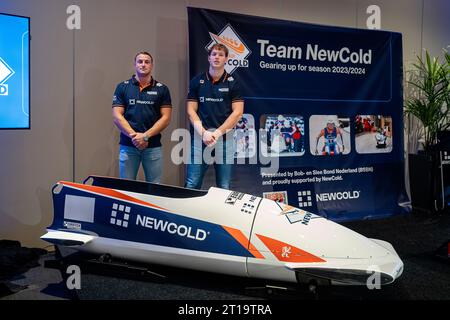 Arnheim, Niederlande. Oktober 2023. ARNHEM, NIEDERLANDE - 11. OKTOBER: Janko Franjic (R), Jelen Franjic (L) während der Präsentation des neuen Bobschlittens des niederländischen Bobschlittens im Nationaal Sportcentrum Papendal am 11. Oktober 2023 in Arnhem, Niederlande (Foto: John Beckmann/Orange Pictures) Credit: Orange Pics BV/Alamy Live News Stockfoto