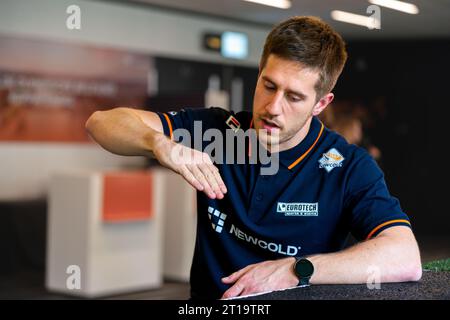 Arnheim, Niederlande. Oktober 2023. ARNHEM, NIEDERLANDE - 11. OKTOBER: Stephan Huis in 't Veld während der Präsentation des neuen Bobschlittens des niederländischen Bobsleigh-Teams im Nationaal Sportcentrum Papendal am 11. Oktober 2023 in Arnhem, Niederlande (Foto: John Beckmann/Orange Pictures) Credit: Orange Pics BV/Alamy Live News Stockfoto