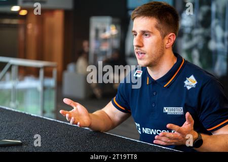 Arnheim, Niederlande. Oktober 2023. ARNHEM, NIEDERLANDE - 11. OKTOBER: Stephan Huis in 't Veld während der Präsentation des neuen Bobschlittens des niederländischen Bobsleigh-Teams im Nationaal Sportcentrum Papendal am 11. Oktober 2023 in Arnhem, Niederlande (Foto: John Beckmann/Orange Pictures) Credit: Orange Pics BV/Alamy Live News Stockfoto