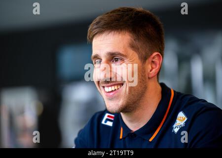 Arnheim, Niederlande. Oktober 2023. ARNHEM, NIEDERLANDE - 11. OKTOBER: Stephan Huis in 't Veld während der Präsentation des neuen Bobschlittens des niederländischen Bobsleigh-Teams im Nationaal Sportcentrum Papendal am 11. Oktober 2023 in Arnhem, Niederlande (Foto: John Beckmann/Orange Pictures) Credit: Orange Pics BV/Alamy Live News Stockfoto