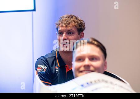 Arnheim, Niederlande. Oktober 2023. ARNHEM, NIEDERLANDE - 11. OKTOBER: Jelen Franjic, Dave Wesselink während der Präsentation des neuen Bobschlittens des niederländischen Bobschlittens im Nationaal Sportcentrum Papendal am 11. Oktober 2023 in Arnhem, Niederlande (Foto: John Beckmann/Orange Pictures) Credit: Orange Pics BV/Alamy Live News Stockfoto