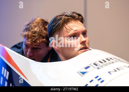 Arnheim, Niederlande. Oktober 2023. ARNHEM, NIEDERLANDE - 11. OKTOBER: Jelen Franjic, Dave Wesselink während der Präsentation des neuen Bobschlittens des niederländischen Bobschlittens im Nationaal Sportcentrum Papendal am 11. Oktober 2023 in Arnhem, Niederlande (Foto: John Beckmann/Orange Pictures) Credit: Orange Pics BV/Alamy Live News Stockfoto
