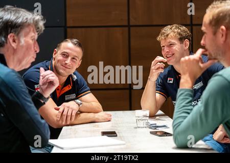 Arnheim, Niederlande. Oktober 2023. ARNHEM, NIEDERLANDE - 11. OKTOBER: Janko Franjic (R), Jelen Franjic (L) während der Präsentation des neuen Bobschlittens des niederländischen Bobschlittens im Nationaal Sportcentrum Papendal am 11. Oktober 2023 in Arnhem, Niederlande (Foto: John Beckmann/Orange Pictures) Credit: Orange Pics BV/Alamy Live News Stockfoto