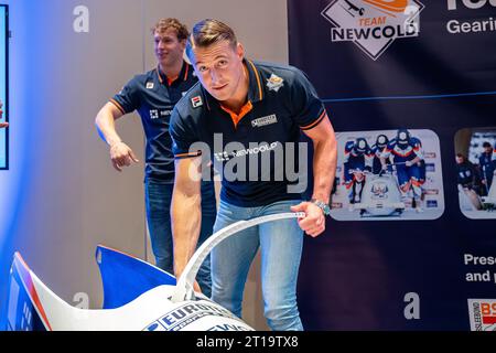 Arnheim, Niederlande. Oktober 2023. ARNHEM, NIEDERLANDE - 11. OKTOBER: Jelen Franjic (L), Janko Franjic (R) während der Präsentation des neuen Bobschlittens des niederländischen Bobschlittens im Nationaal Sportcentrum Papendal am 11. Oktober 2023 in Arnhem, Niederlande (Foto: John Beckmann/Orange Pictures) Credit: Orange Pics BV/Alamy Live News Stockfoto
