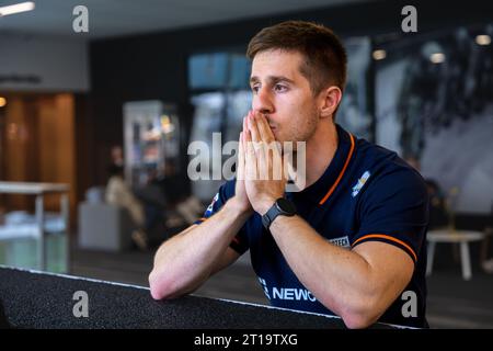 Arnheim, Niederlande. Oktober 2023. ARNHEM, NIEDERLANDE - 11. OKTOBER: Stephan Huis in 't Veld während der Präsentation des neuen Bobschlittens des niederländischen Bobsleigh-Teams im Nationaal Sportcentrum Papendal am 11. Oktober 2023 in Arnhem, Niederlande (Foto: John Beckmann/Orange Pictures) Credit: Orange Pics BV/Alamy Live News Stockfoto