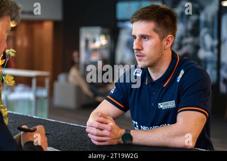 Arnheim, Niederlande. Oktober 2023. ARNHEM, NIEDERLANDE - 11. OKTOBER: Stephan Huis in 't Veld während der Präsentation des neuen Bobschlittens des niederländischen Bobsleigh-Teams im Nationaal Sportcentrum Papendal am 11. Oktober 2023 in Arnhem, Niederlande (Foto: John Beckmann/Orange Pictures) Credit: Orange Pics BV/Alamy Live News Stockfoto