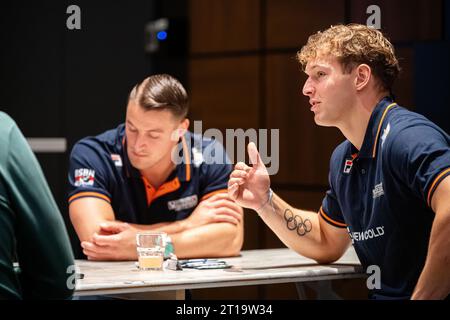 Arnheim, Niederlande. Oktober 2023. ARNHEM, NIEDERLANDE - 11. OKTOBER: Janko Franjic (Hintergrund), Jelen Franjic (Vordergrund) während der Präsentation des neuen Bobschlittens des niederländischen Bobschlittens im Nationaal Sportcentrum Papendal am 11. Oktober 2023 in Arnhem, Niederlande (Foto: John Beckmann/Orange Pictures) Credit: Orange Pics BV/Alamy Live News Stockfoto