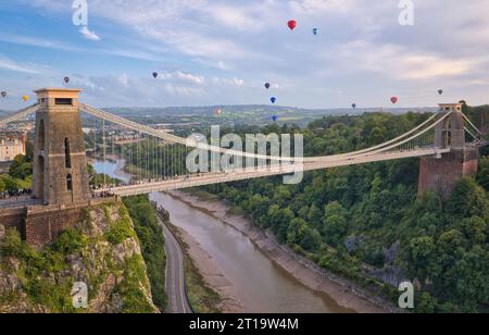 Farbenfrohe Heißluftballons fliegen bei einem abendlichen Massenaufstieg während der Internationalen Ballonfiesta in Bristol in den Himmel. Stockfoto