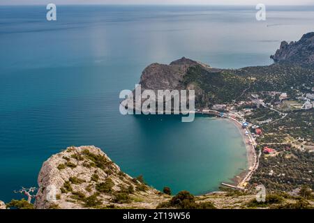 Novyi Svit Stadt auf der Krim, Ukraine. Blick vom Gipfel des Sokol-Berges. Stockfoto