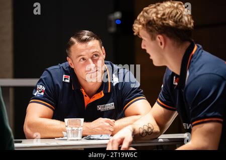 Arnheim, Niederlande. Oktober 2023. ARNHEM, NIEDERLANDE - 11. OKTOBER: Janko Franjic (Hintergrund), Jelen Franjic (Vordergrund) während der Präsentation des neuen Bobschlittens des niederländischen Bobschlittens im Nationaal Sportcentrum Papendal am 11. Oktober 2023 in Arnhem, Niederlande (Foto: John Beckmann/Orange Pictures) Credit: Orange Pics BV/Alamy Live News Stockfoto