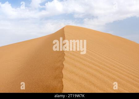 Einzelne Sanddüne in der Wüste Dasht-e Kavir, Provinz Isfahan, Iran. Stockfoto