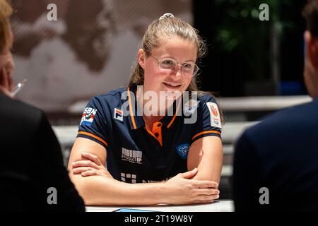 Arnheim, Niederlande. Oktober 2023. ARNHEM, NIEDERLANDE - 11. OKTOBER: Kimberley Bos während der Präsentation des neuen Bobschlittens des niederländischen Bobschlittens im Nationaal Sportcentrum Papendal am 11. Oktober 2023 in Arnhem, Niederlande (Foto: John Beckmann/Orange Pictures) Credit: Orange Pics BV/Alamy Live News Stockfoto