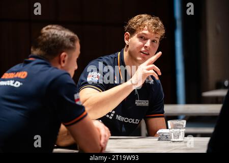 Arnheim, Niederlande. Oktober 2023. ARNHEM, NIEDERLANDE - 11. OKTOBER: Jelen Franjic (Hintergrund), Janko Franjic (Vordergrund) während der Präsentation des neuen Bobschlittens des niederländischen Bobsleigh-Teams im Nationaal Sportcentrum Papendal am 11. Oktober 2023 in Arnhem, Niederlande (Foto: John Beckmann/Orange Pictures) Credit: Orange Pics BV/Alamy Live News Stockfoto