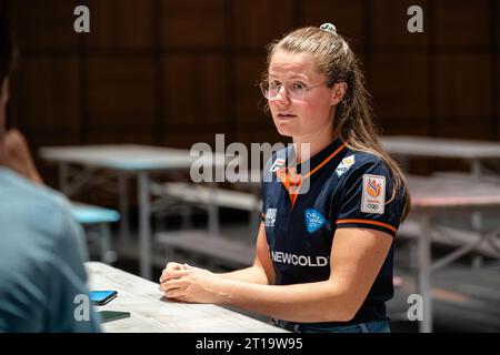 Arnheim, Niederlande. Oktober 2023. ARNHEM, NIEDERLANDE - 11. OKTOBER: Kimberley Bos während der Präsentation des neuen Bobschlittens des niederländischen Bobschlittens im Nationaal Sportcentrum Papendal am 11. Oktober 2023 in Arnhem, Niederlande (Foto: John Beckmann/Orange Pictures) Credit: Orange Pics BV/Alamy Live News Stockfoto