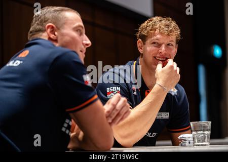 Arnheim, Niederlande. Oktober 2023. ARNHEM, NIEDERLANDE - 11. OKTOBER: Jelen Franjic (Hintergrund), Janko Franjic (Vordergrund) während der Präsentation des neuen Bobschlittens des niederländischen Bobsleigh-Teams im Nationaal Sportcentrum Papendal am 11. Oktober 2023 in Arnhem, Niederlande (Foto: John Beckmann/Orange Pictures) Credit: Orange Pics BV/Alamy Live News Stockfoto