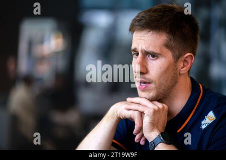 Arnheim, Niederlande. Oktober 2023. ARNHEM, NIEDERLANDE - 11. OKTOBER: Stephan Huis in 't Veld während der Präsentation des neuen Bobschlittens des niederländischen Bobsleigh-Teams im Nationaal Sportcentrum Papendal am 11. Oktober 2023 in Arnhem, Niederlande (Foto: John Beckmann/Orange Pictures) Credit: Orange Pics BV/Alamy Live News Stockfoto