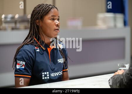 Arnheim, Niederlande. Oktober 2023. ARNHEM, NIEDERLANDE - 11. OKTOBER: Loren Djolo während der Präsentation des neuen Bobschlittens des niederländischen Bobschlittens im Nationaal Sportcentrum Papendal am 11. Oktober 2023 in Arnhem, Niederlande (Foto: John Beckmann/Orange Pictures) Credit: Orange Pics BV/Alamy Live News Stockfoto