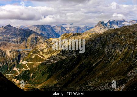 Alpenberglandschaft von Furkapss aus gesehen. Kanton Wallis und Kanton Bern, Schweiz Stockfoto