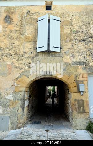 Eine Gasse in die Mauern der bastide-Stadt Monpazier in der französischen Dordogne. Die Stadt ist ein beliebtes Touristenziel. Stockfoto