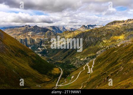 AAlpine Bergpanorama von Furkapss aus gesehen. Kanton Wallis und Kanton Bern, Schweiz. Stockfoto