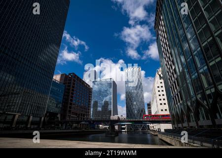 Wolkenkratzer und Zug in Canary Wharf in London docklands Stockfoto