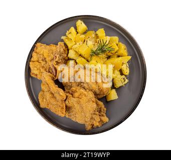 Hausgemachtes, paniertes Wiener Schnitzel mit gekochten Kartoffeln Stockfoto