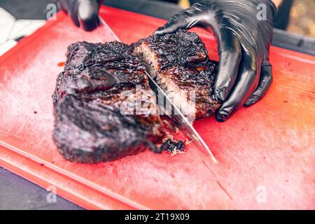 Köstliches Rindfleisch aus langsam kochenden Räuchern schneiden. Stockfoto