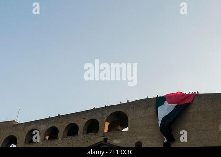 Auf Initiative der Aktivisten des Netzwerks für Palästina wurde eine 30 Meter lange große Flagge mit den Farben Palästinas für einige Minuten auf den Festungsmauern von Castel Sant'Elmo, der alten Festung auf dem Vomero-Hügel in Neapel, ausgestellt. Etwa vierzig Aktivisten waren anwesend, die kurz darauf aufbrachen und anti-israelische Gesänge sangen. Die Flagge wurde einige Minuten lang angebracht und dann entfernt, was die Aufmerksamkeit der anwesenden Touristen auf sich zog. Die Initiative findet am Vorabend der propalästinensischen Prozession statt, die morgen Nachmittag in Neapel von der Piazza Garibaldi aus beginnen soll. Stockfoto