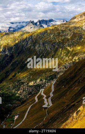 Alpenberglandschaft von Furkapss aus gesehen. Kanton Wallis und Kanton Bern, Schweiz. Stockfoto