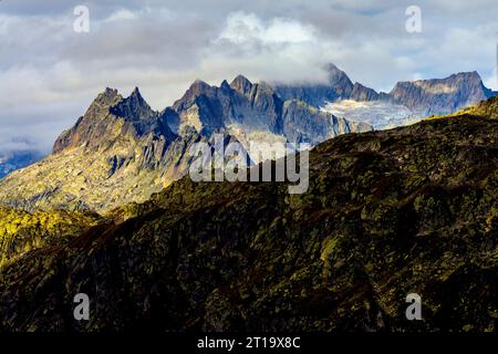 Alpenberglandschaft von Furkapss aus gesehen. Kanton Wallis und Kanton Bern, Schweiz.ss, Stockfoto