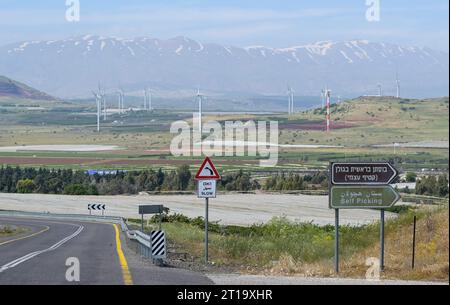 Israel, GOLANHÖHEN ISRAEL, Golanhöhen, durch Israel besetzt 1981 nach Sechstagekrieg und Jom Kippur Krieg zwischen Syrien und Israel, landwirtschaftliche Betriebe und Windparks *** ISRAEL, Golanhöhen, nach dem Sechstagekrieg 1967 und Jom Kippur Krieg 1973 wurden die Golanhöhen von Israel besetzt und 1981 annektiert, Ackerbau und Windpark Israel Credit: Imago/Alamy Live News Stockfoto