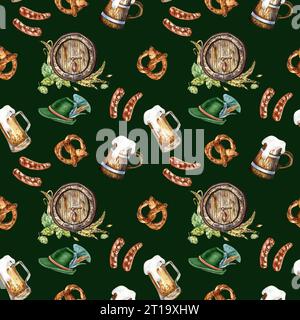 Bierfass und Becher aus Holz, deutscher Hut, wasserfarbenes, nahtloses Muster, isoliert auf Schwarz. Hopp, Weizenohr, Brezel, Würstchen, handgezeichnet. Design für das Brühen Stockfoto